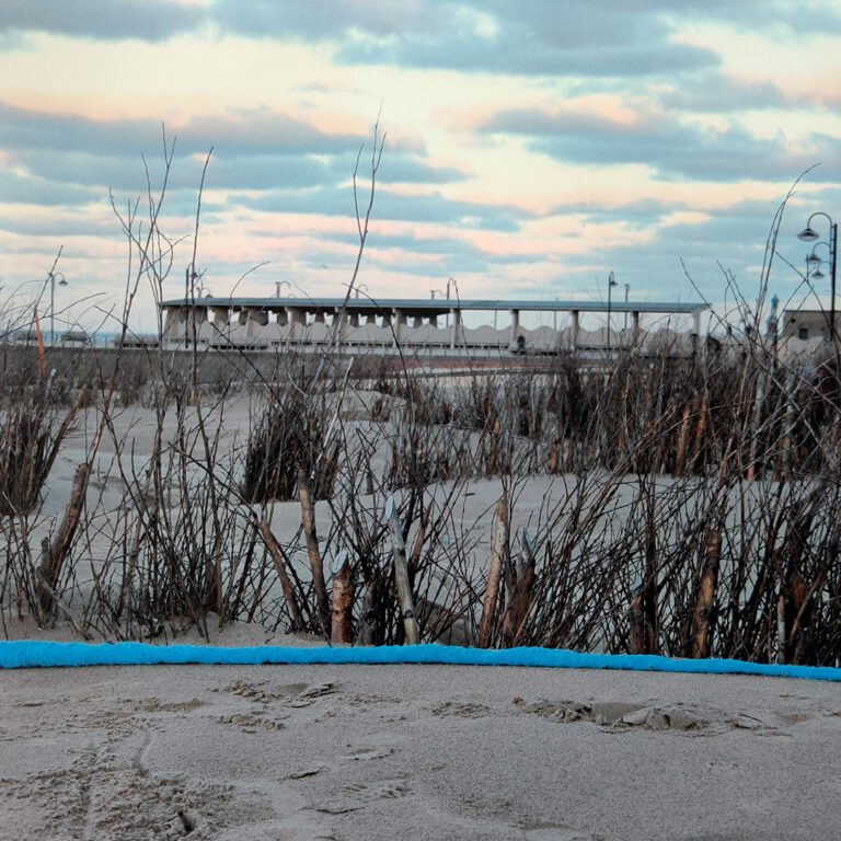 Cécile Bertrand, de la série Les Fées Mères, photographie numérique, tirage 50x50cm, 2004